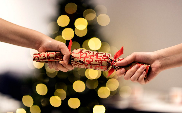Make Your Christmas Table Shine with Glittering Crackers post thumbnail image